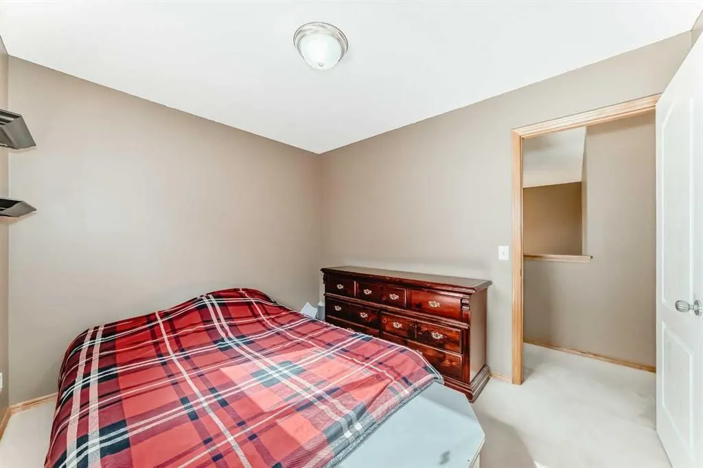 176 Cranwell Crescent SE