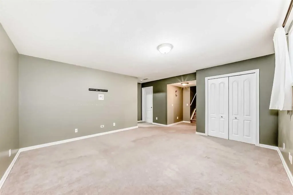 176 Cranwell Crescent SE