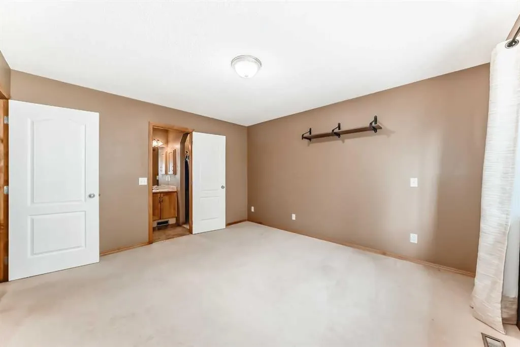 176 Cranwell Crescent SE