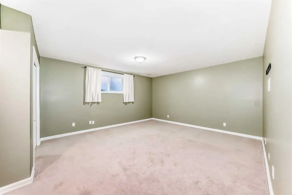 176 Cranwell Crescent SE