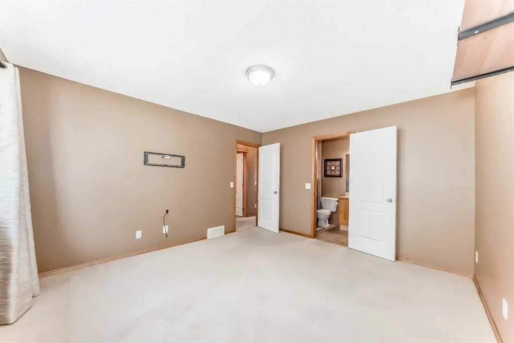 176 Cranwell Crescent SE