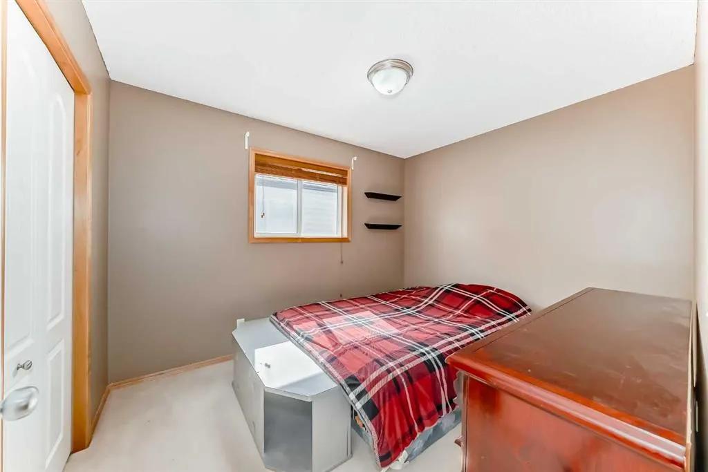 176 Cranwell Crescent SE