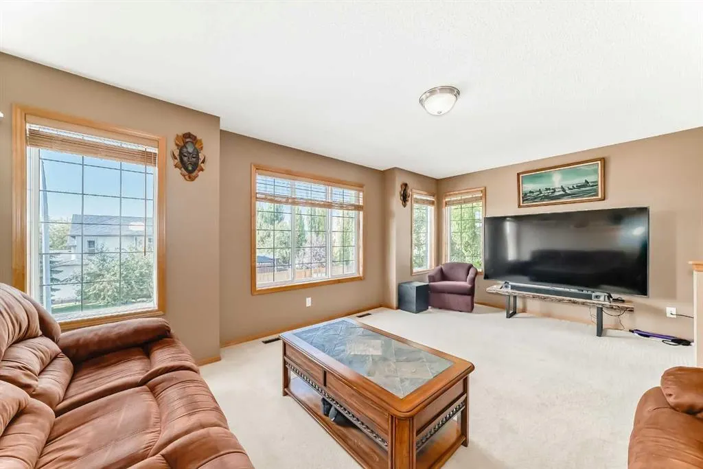 176 Cranwell Crescent SE