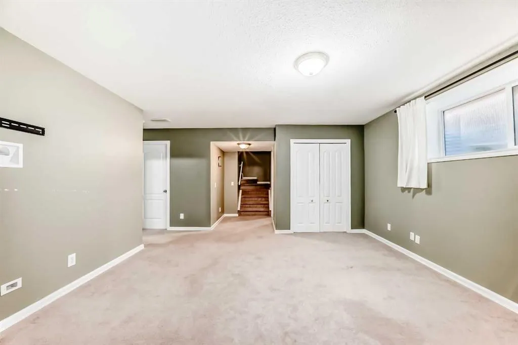 176 Cranwell Crescent SE