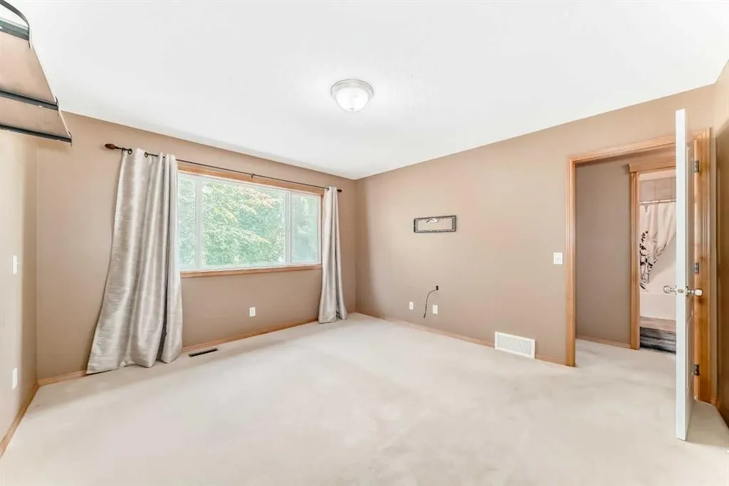 176 Cranwell Crescent SE