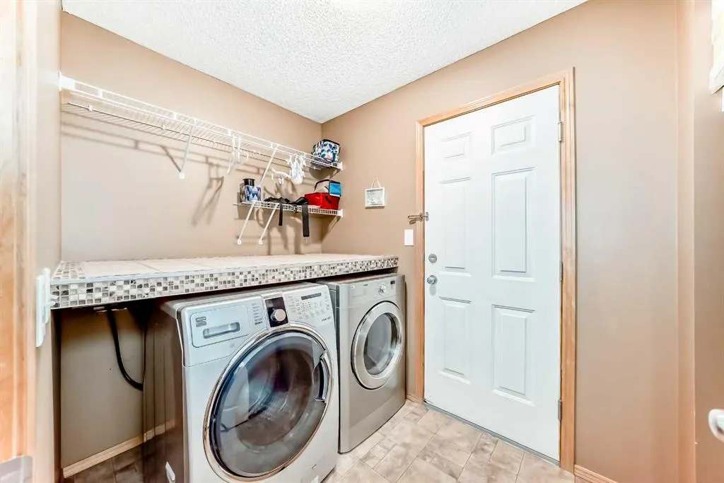 176 Cranwell Crescent SE