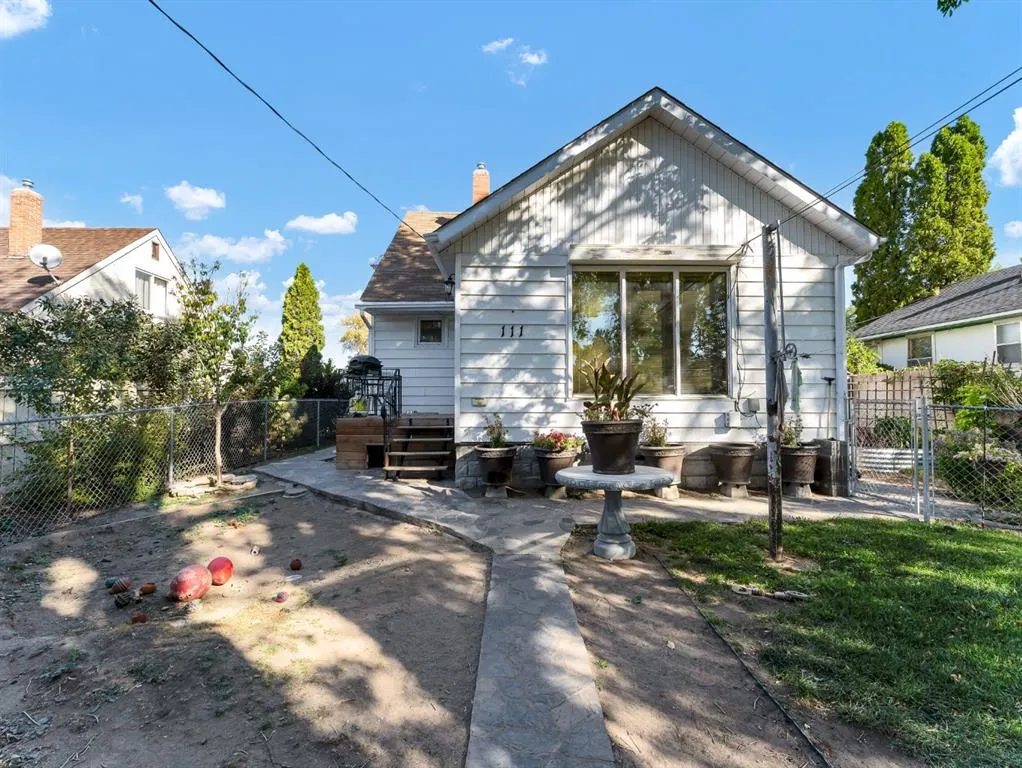 111 10 Street SW