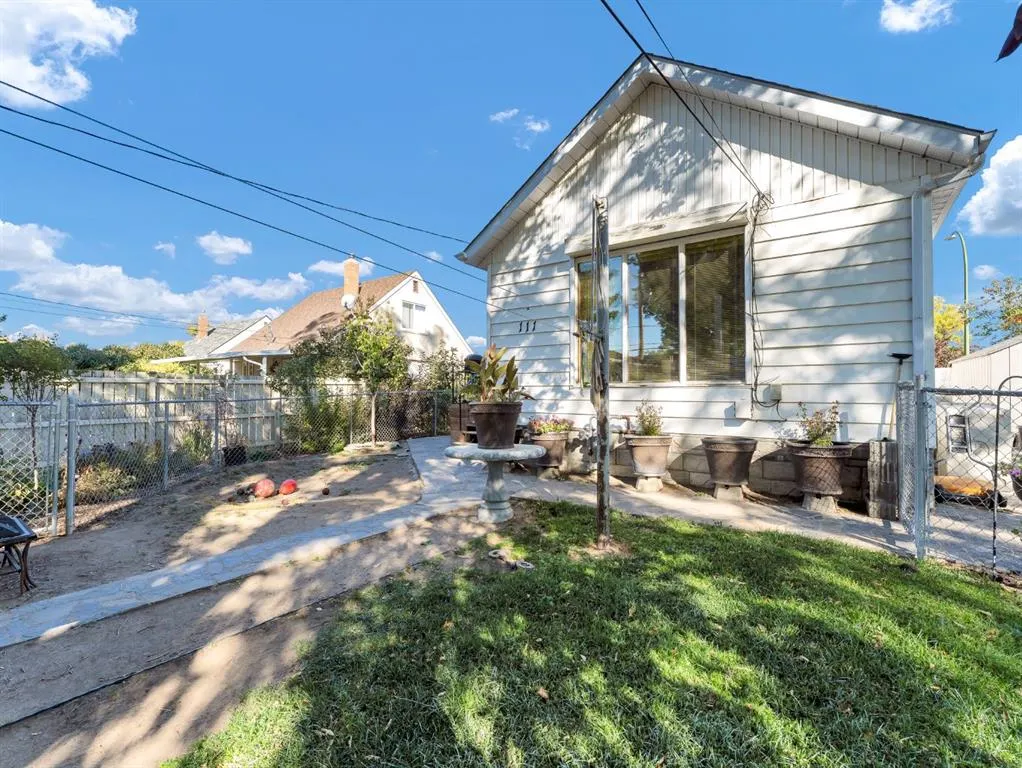 111 10 Street SW