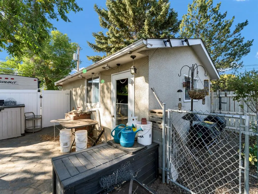 111 10 Street SW