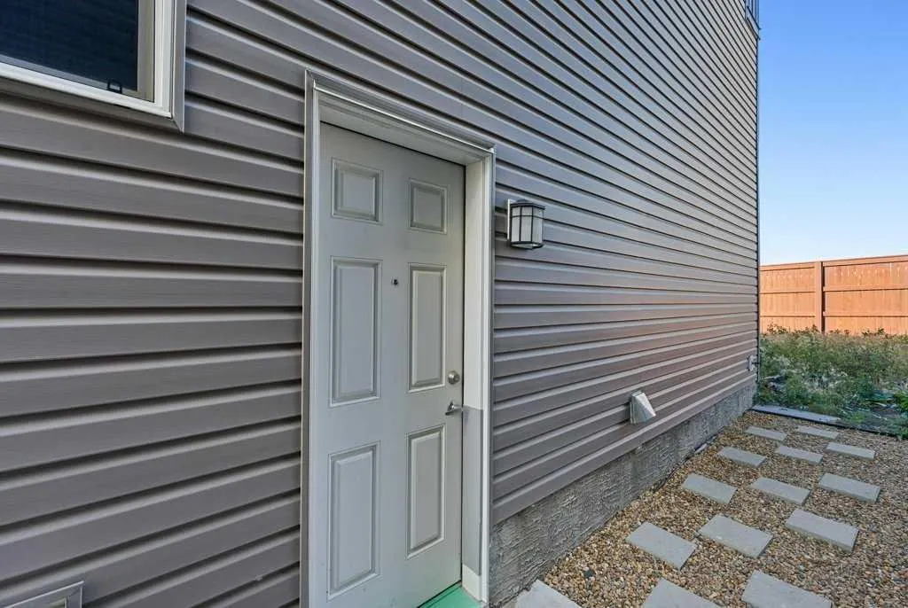 166 Carringsby Way NW