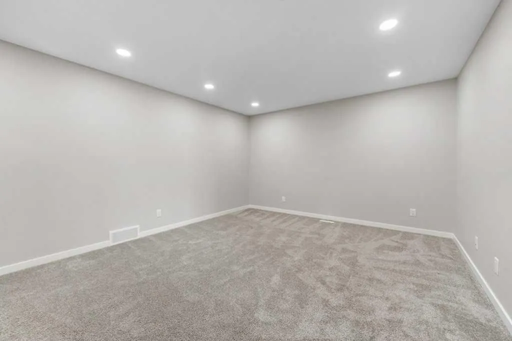 166 Carringsby Way NW
