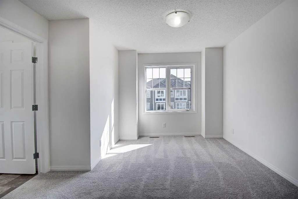 221 Hillcrest Gardens SW