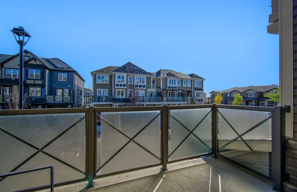 221 Hillcrest Gardens SW