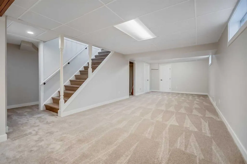 92 Woodford Drive SW