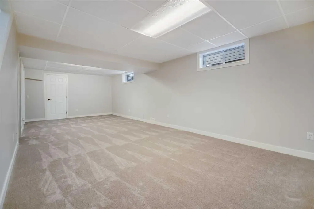 92 Woodford Drive SW