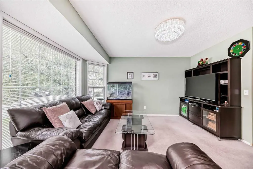 28 Country Hills Manor NW