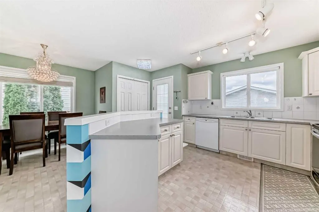 28 Country Hills Manor NW