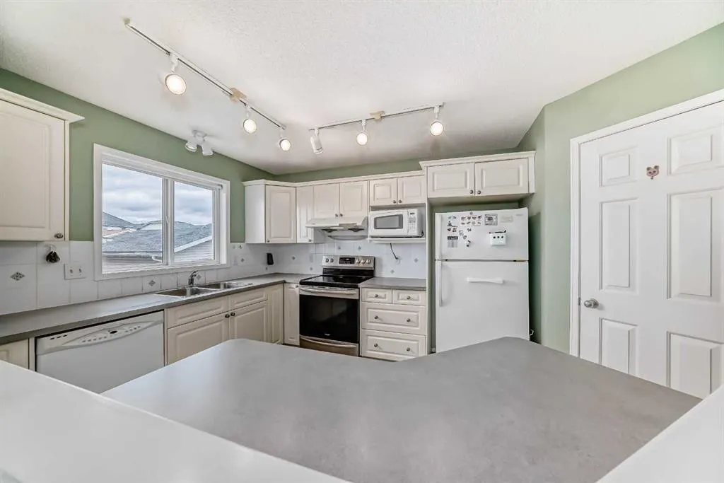 28 Country Hills Manor NW