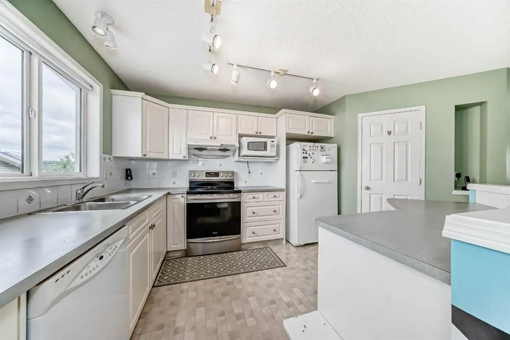 28 Country Hills Manor NW
