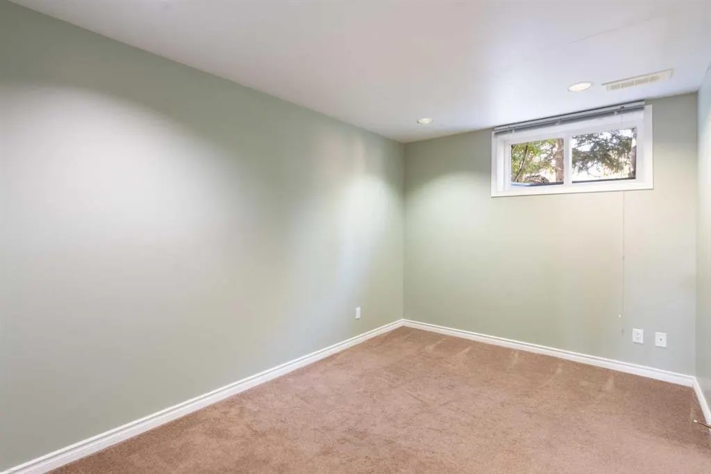 39 Bearberry Crescent NW