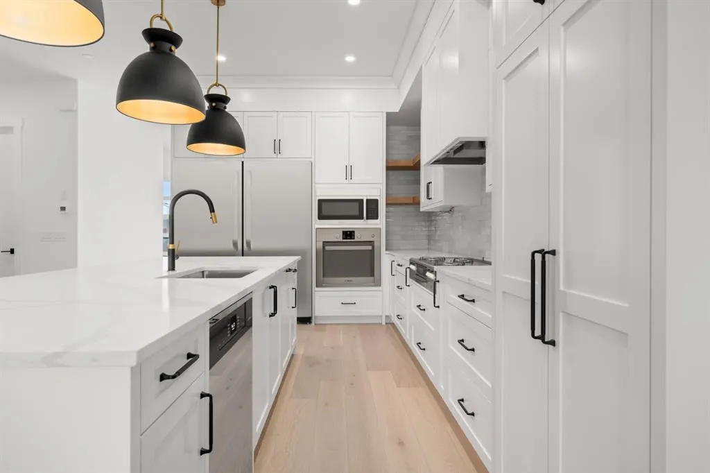 1907 28 Avenue SW
