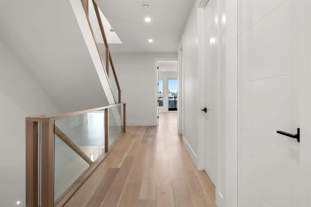 1907 28 Avenue SW