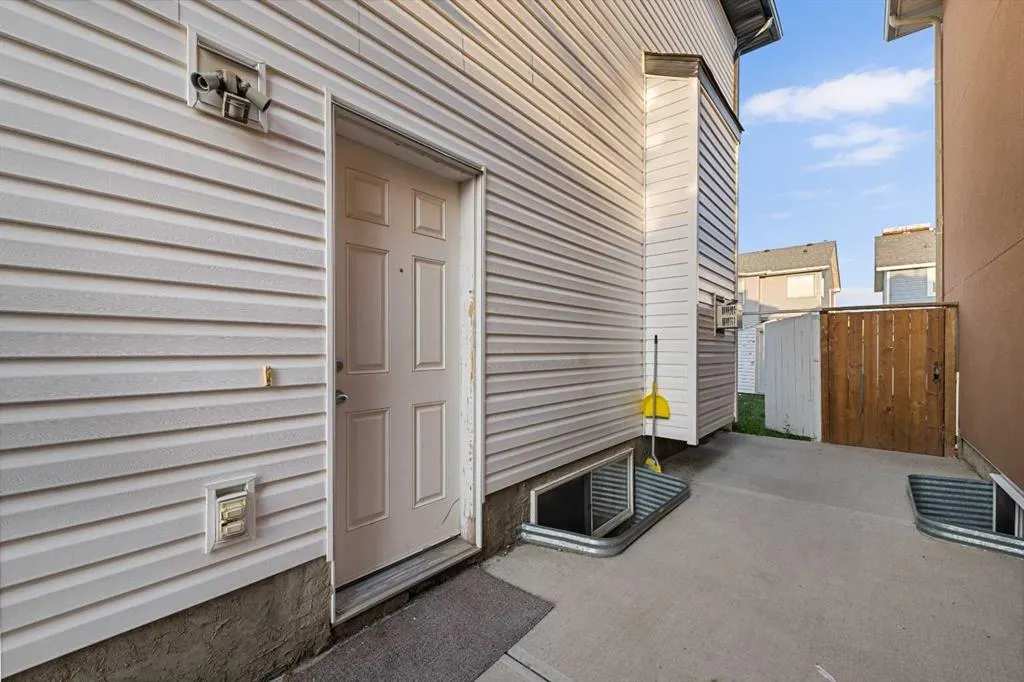17 Saddlecrest Crescent NE
