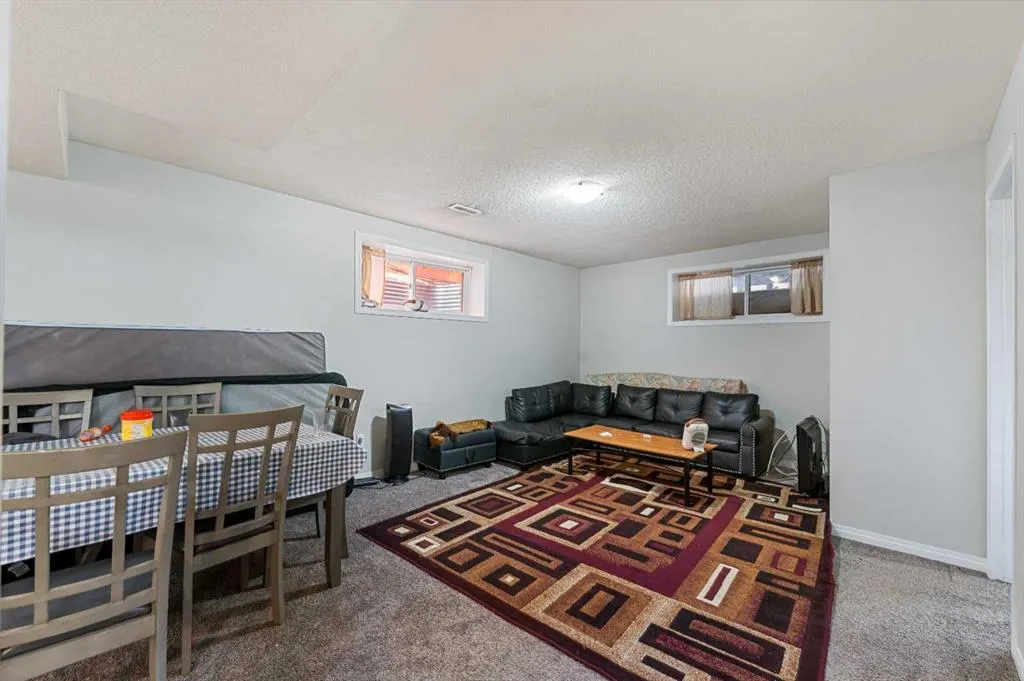 17 Saddlecrest Crescent NE