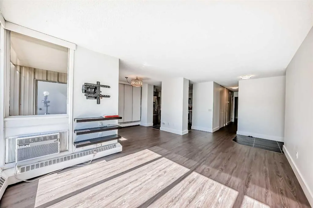 145 POINT Drive NW, #208