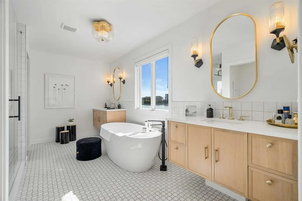 228 Mahogany Bay SE
