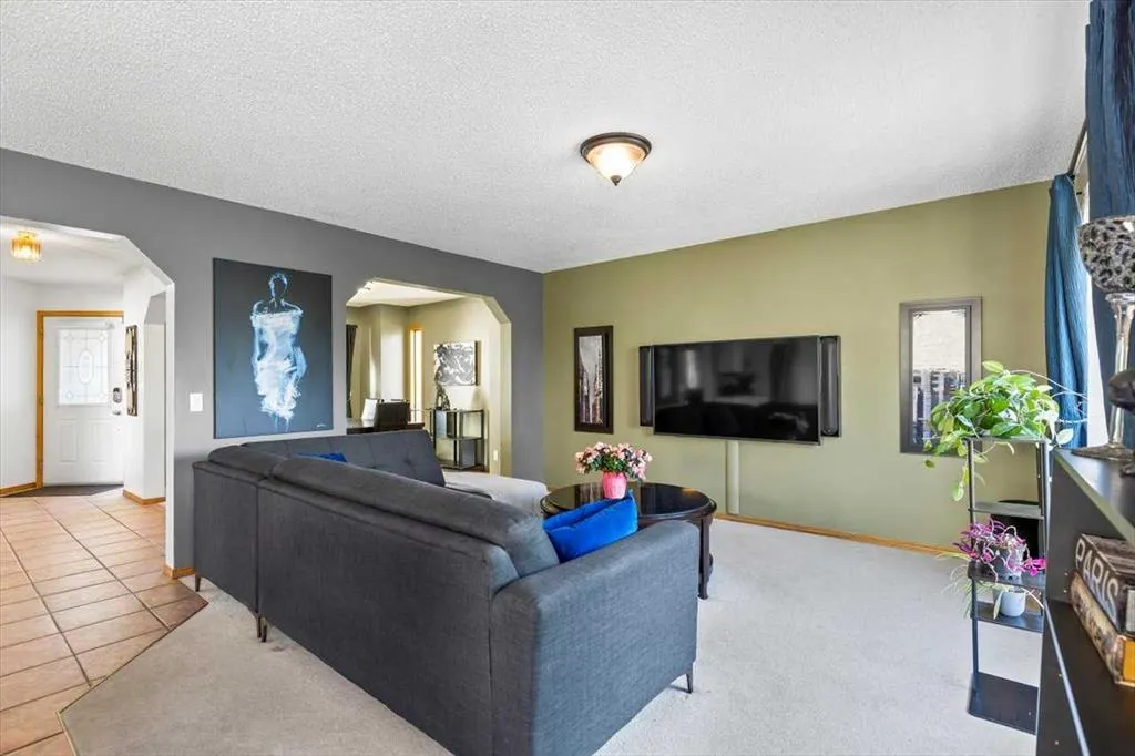 10 Douglas Glen Crescent SE