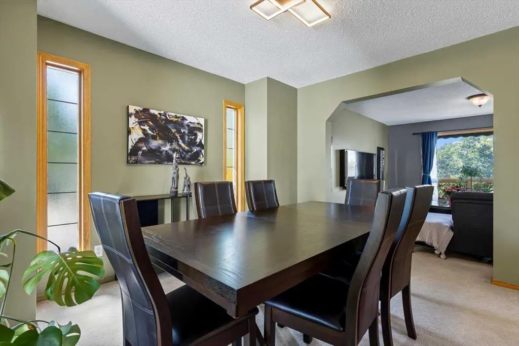 10 Douglas Glen Crescent SE