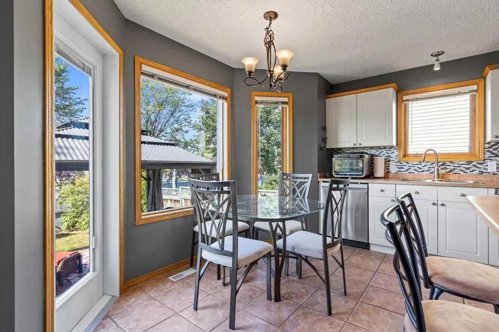 10 Douglas Glen Crescent SE