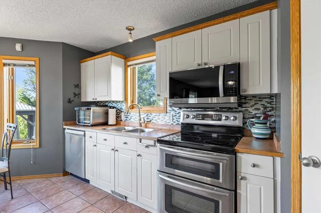 10 Douglas Glen Crescent SE