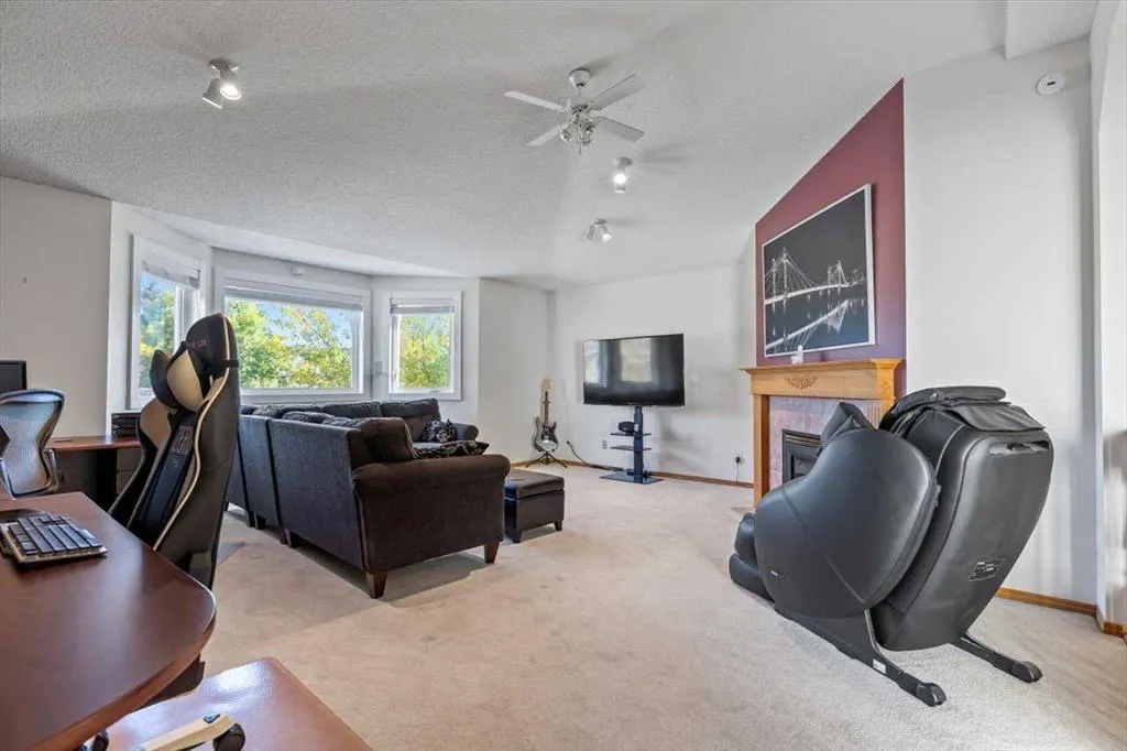 10 Douglas Glen Crescent SE