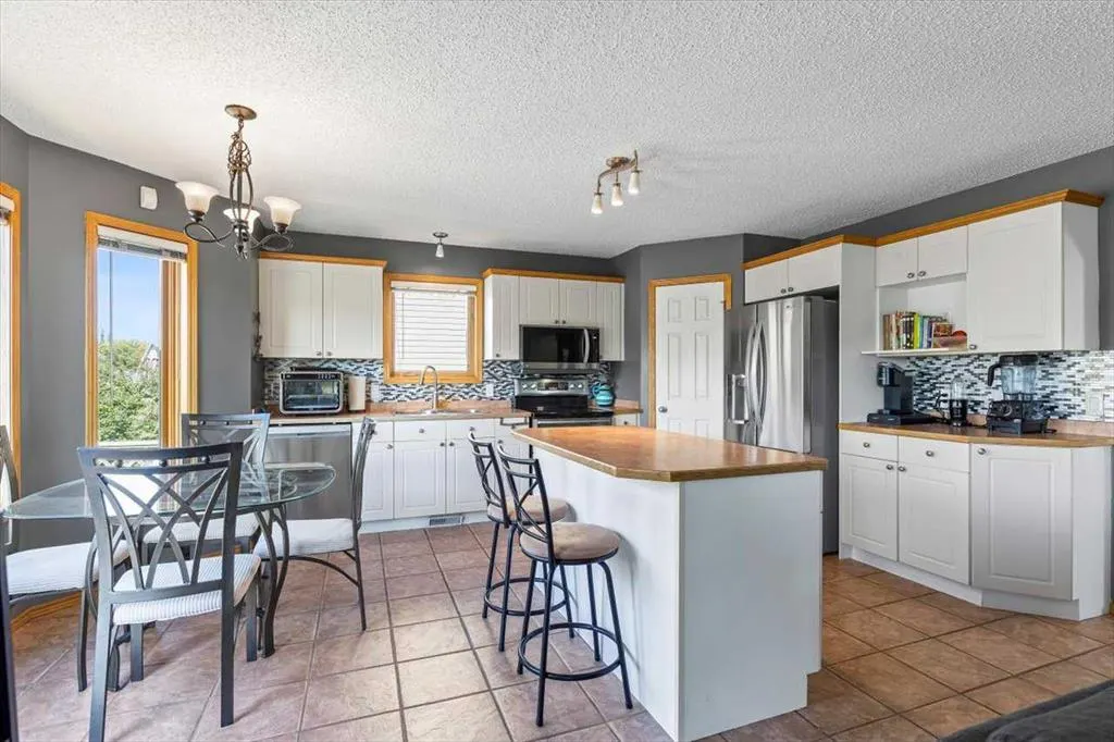 10 Douglas Glen Crescent SE