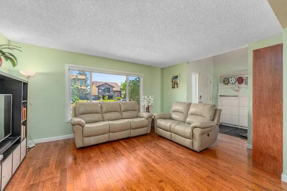 111 ABINGER Crescent NE