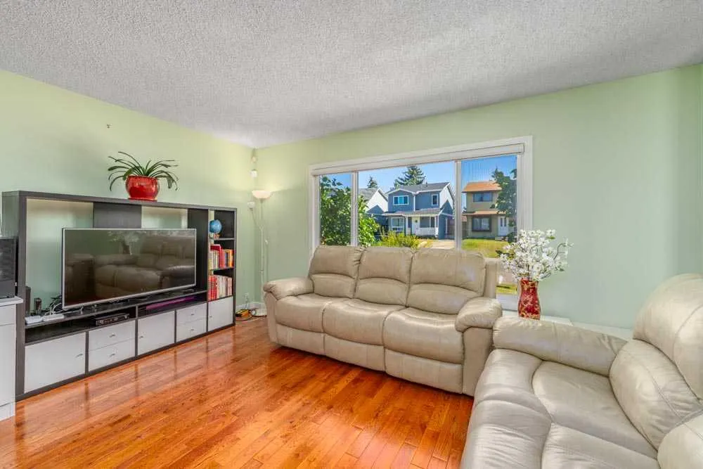 111 ABINGER Crescent NE