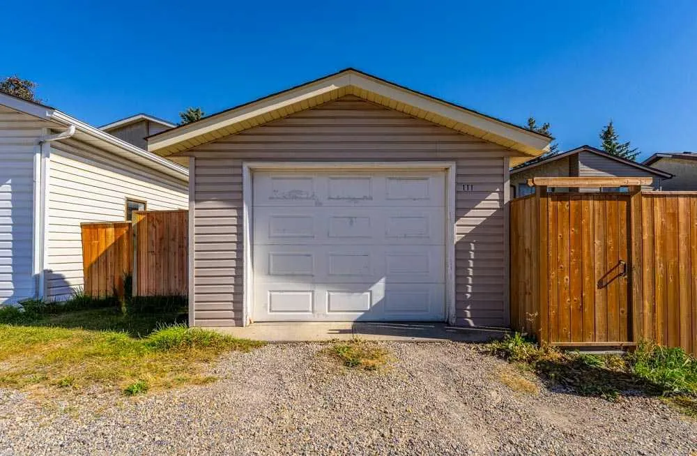 111 ABINGER Crescent NE