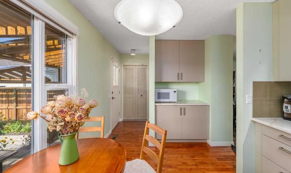 111 ABINGER Crescent NE