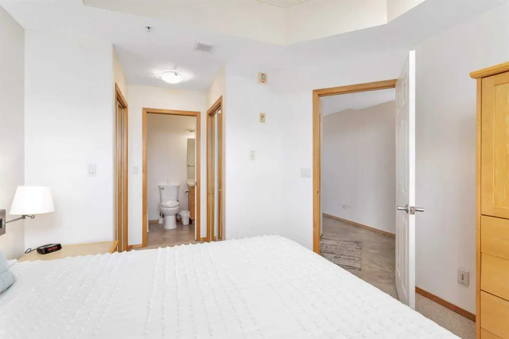 5100 Lakeshore Drive, #309