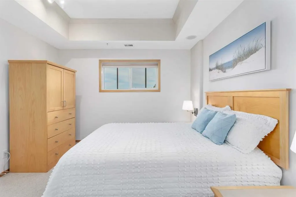 5100 Lakeshore Drive, #309