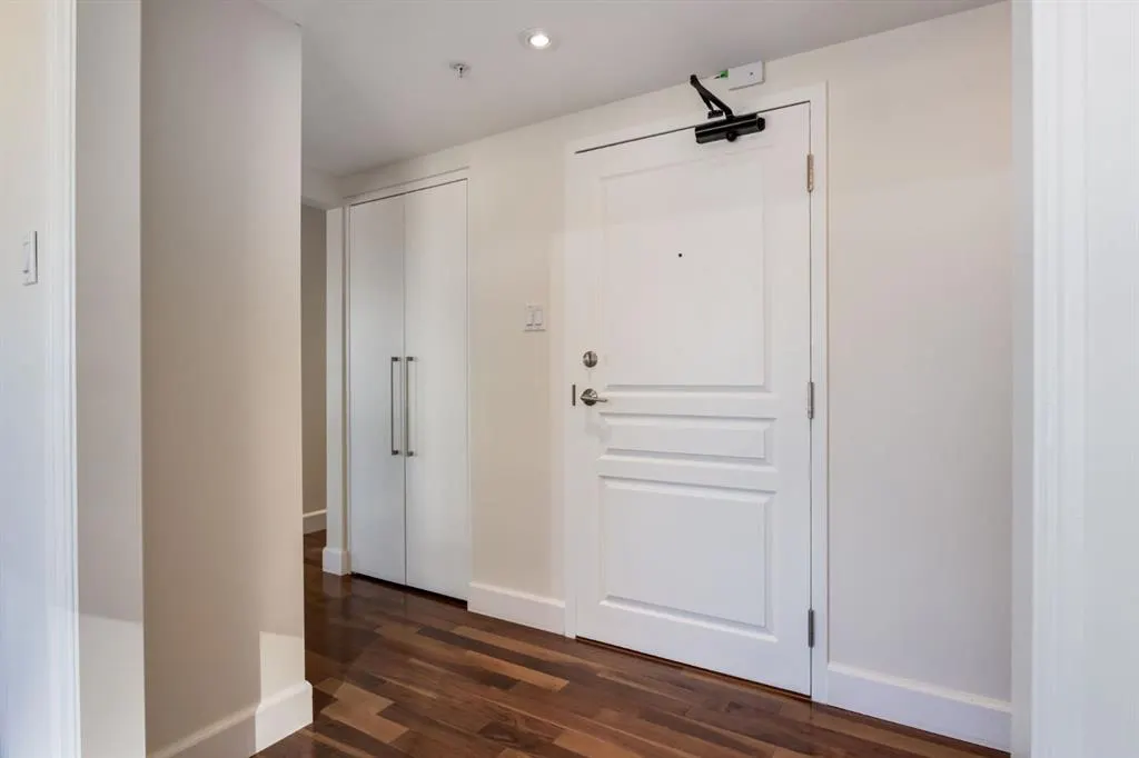 400 Eau Claire Avenue SW, #8704