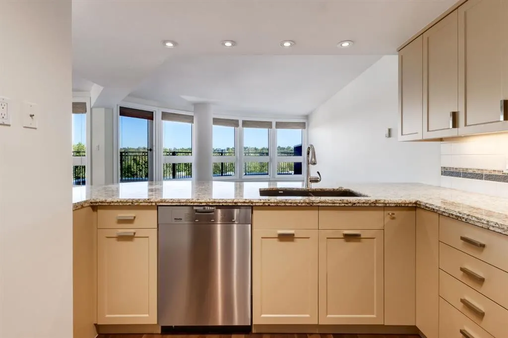 400 Eau Claire Avenue SW, #8704