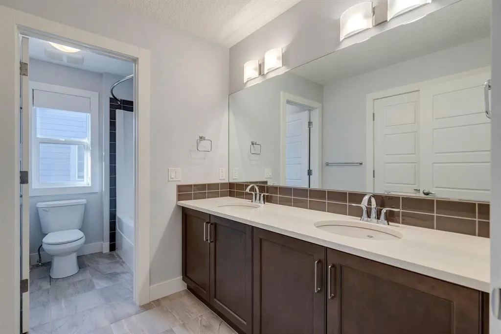427 Canals Boulevard SW