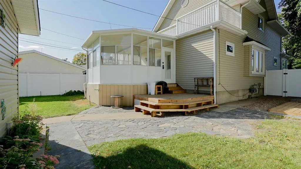 169 5 Street SE