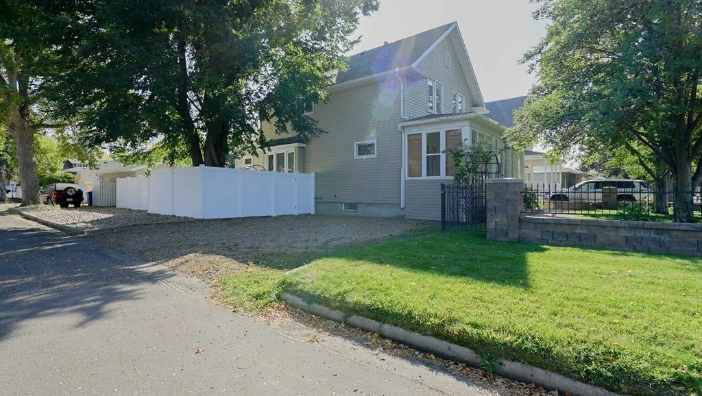 169 5 Street SE
