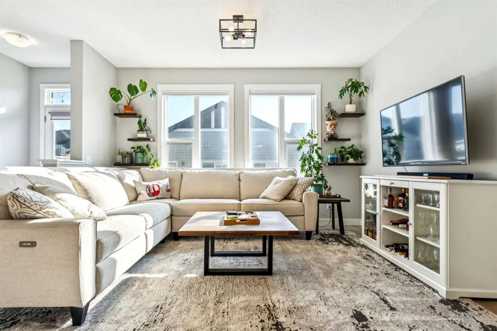 832 Chinook Gate Parade SW