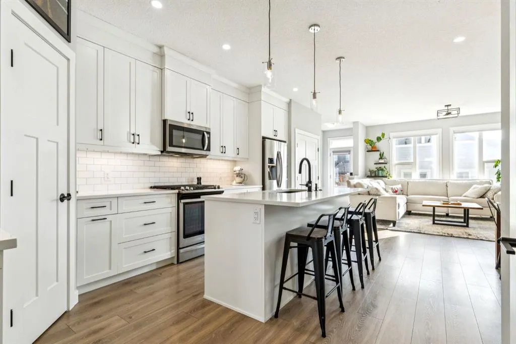 832 Chinook Gate Parade SW