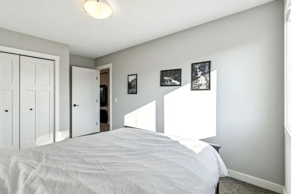 832 Chinook Gate Parade SW